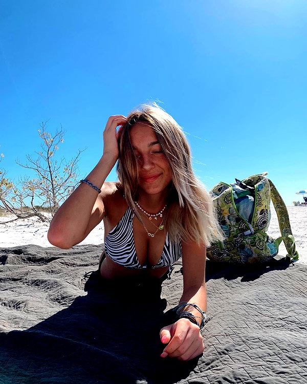 sydneygoldsmithh instagram image archive image