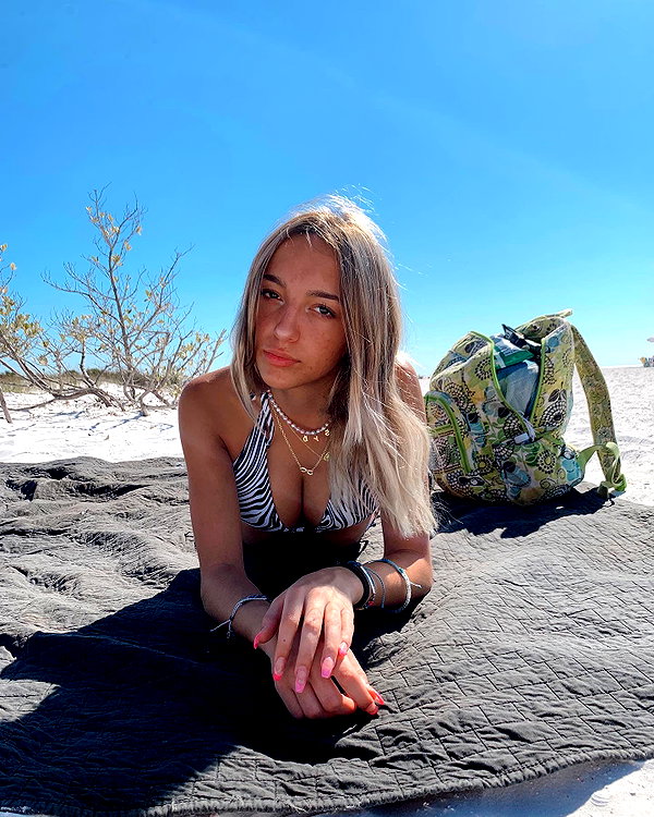 sydneygoldsmithh instagram image archive image