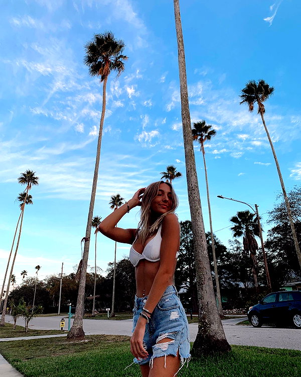 sydneygoldsmithh instagram image archive image