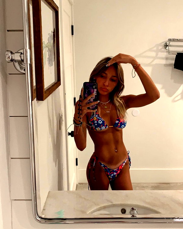 sydneygoldsmithh instagram image archive image