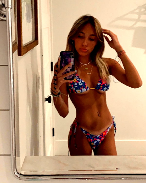 sydneygoldsmithh instagram image archive image