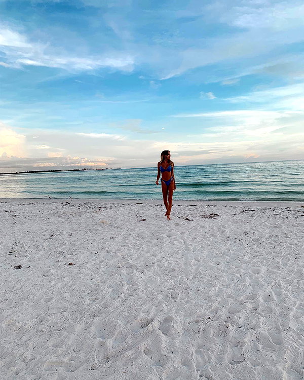 sydneygoldsmithh instagram image archive image