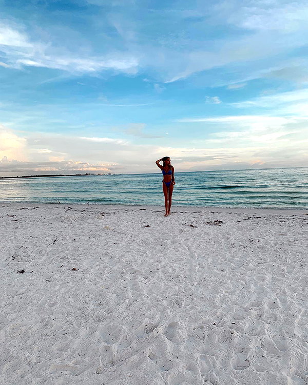 sydneygoldsmithh instagram image archive image