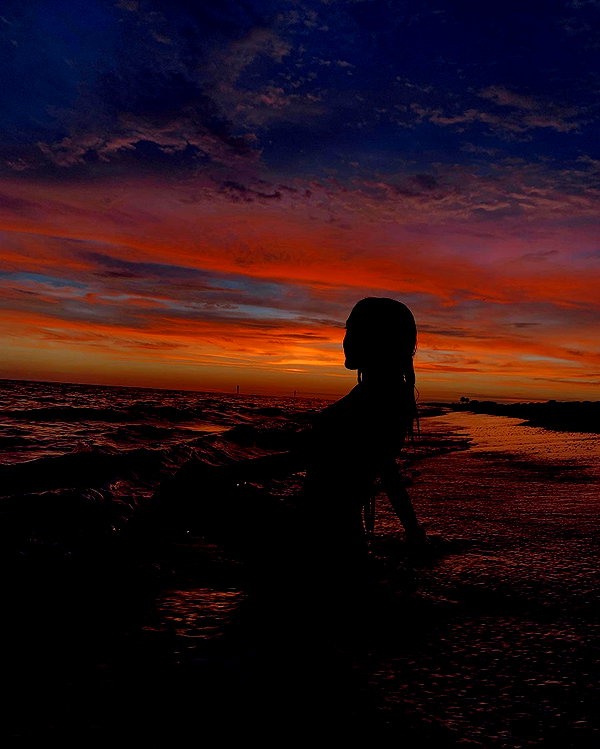 sydneygoldsmithh instagram image archive image