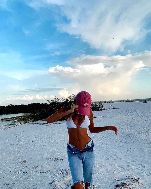sydneygoldsmithh instagram image archive image