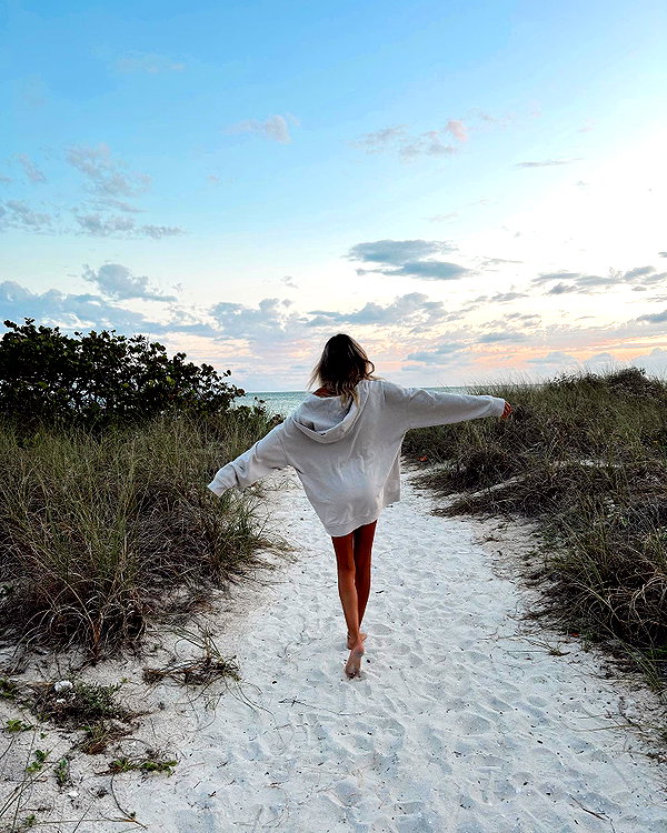 sydneygoldsmithh instagram image archive image