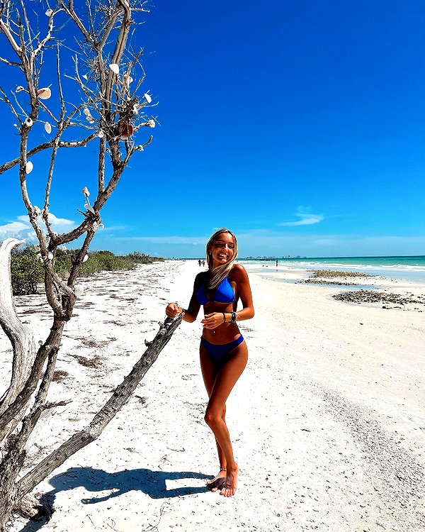 sydneygoldsmithh instagram image archive image