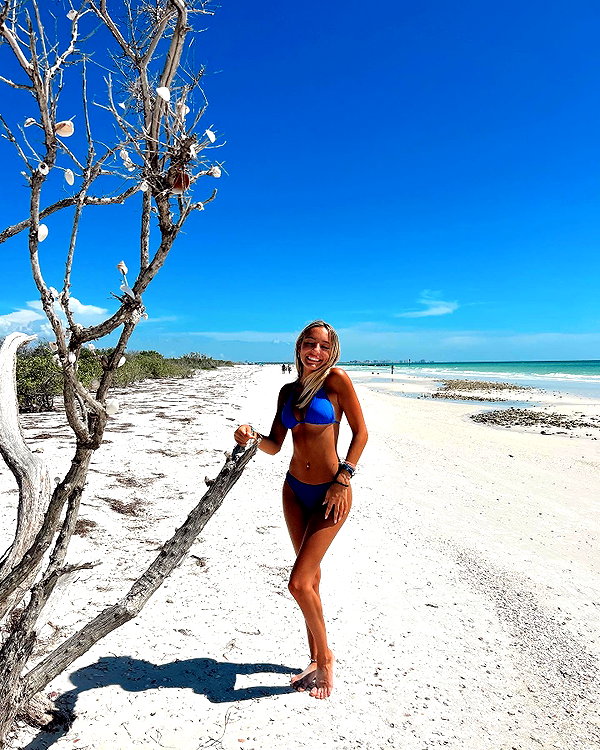 sydneygoldsmithh instagram image archive image