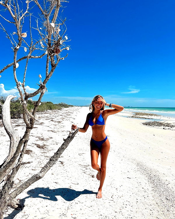 sydneygoldsmithh instagram image archive image