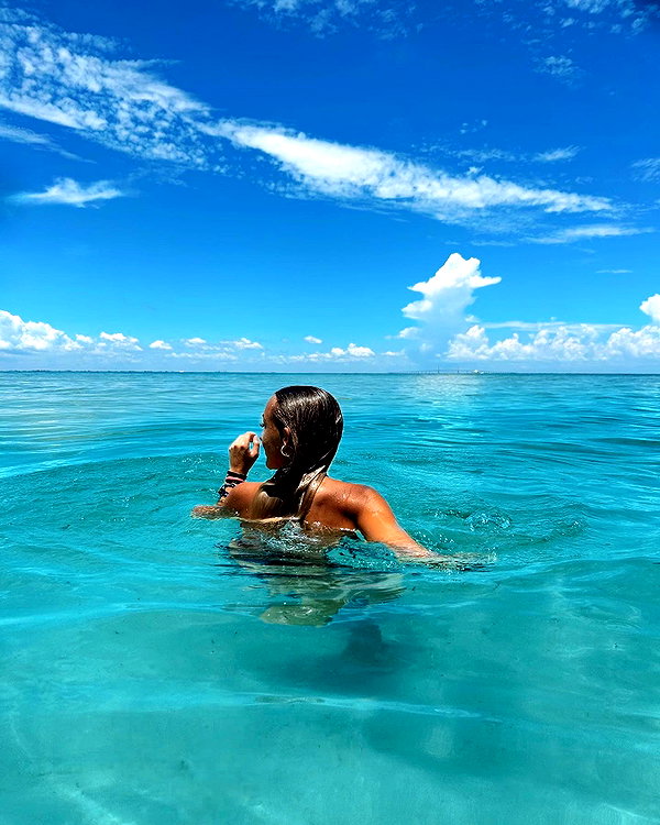 sydneygoldsmithh instagram image archive image