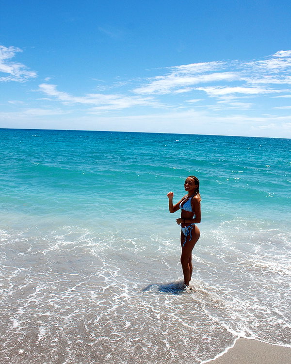 sydneygoldsmithh instagram image archive image