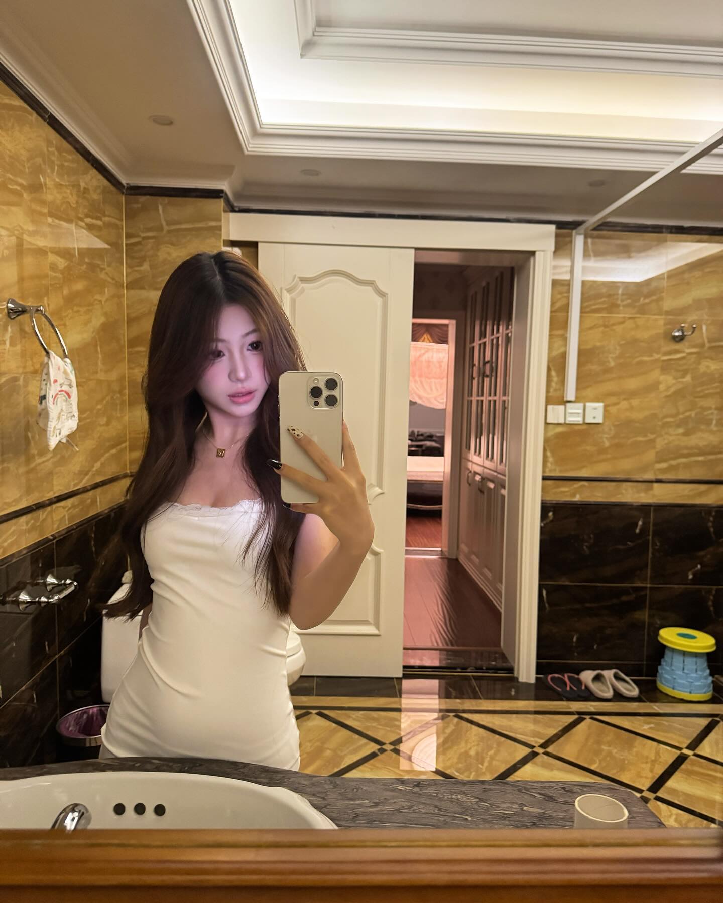 ywwyiiing instagram image archive image