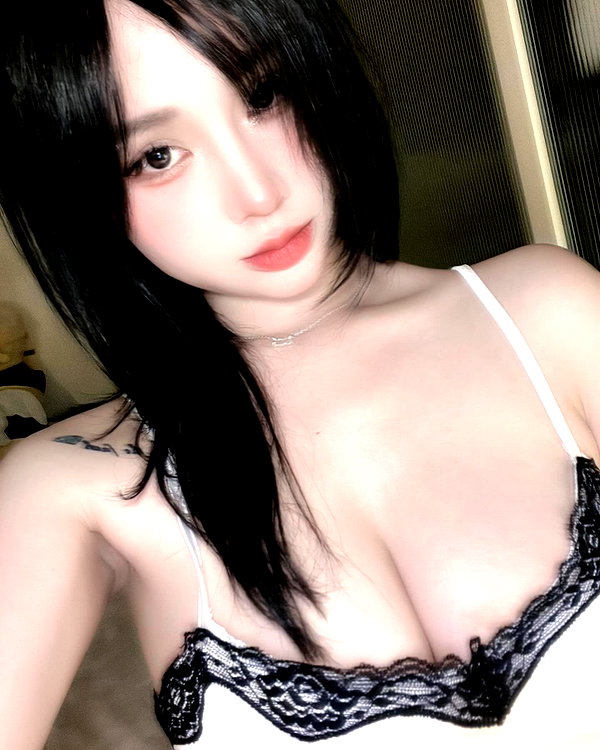 zuniie.bae instagram image archive image