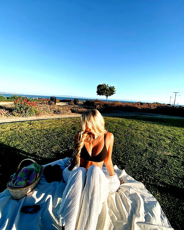 _ashleeevangelinos_ instagram image archive image