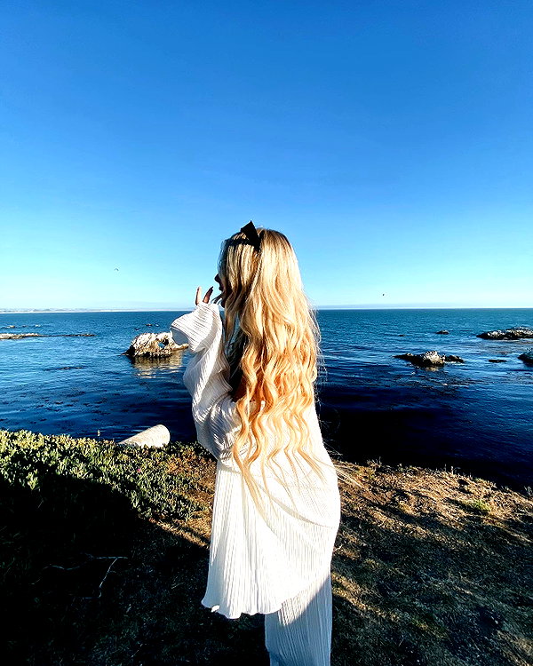 _ashleeevangelinos_ instagram image archive image