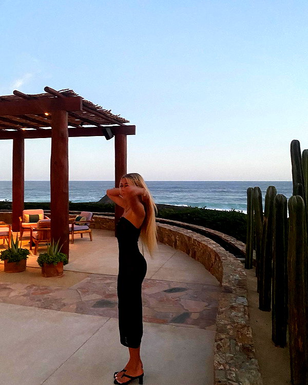_ashleeevangelinos_ instagram image archive image