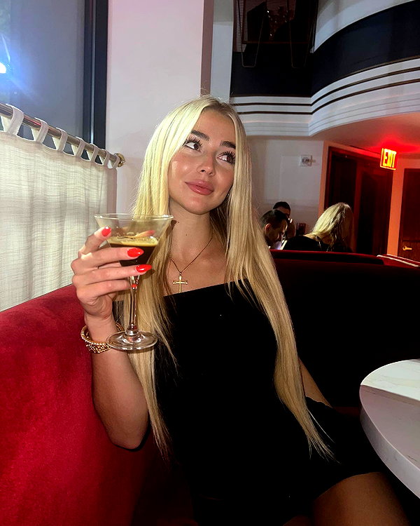 _ashleeevangelinos_ instagram image archive image