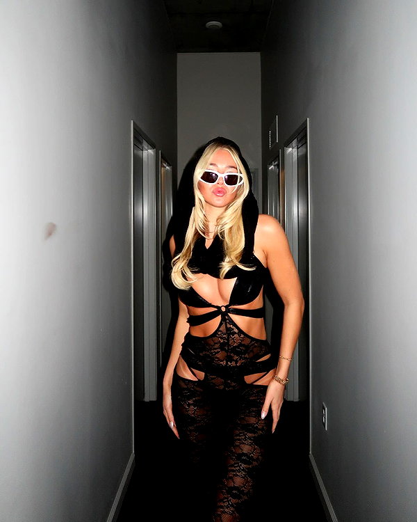 _ashleeevangelinos_ instagram image archive image