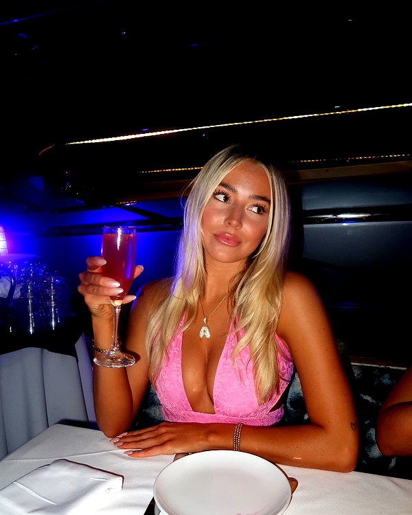 _ashleeevangelinos_ instagram image archive image