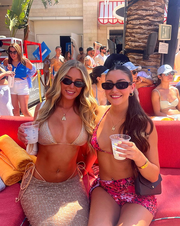 _ashleeevangelinos_ instagram image archive image
