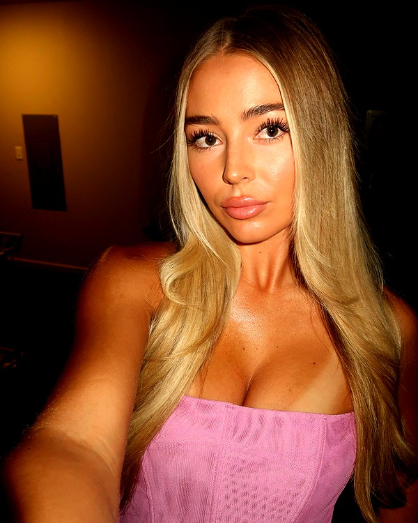 _ashleeevangelinos_ instagram image archive image