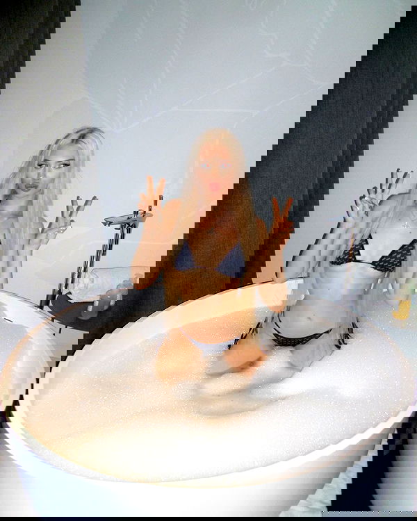 alexandramarianna alexandramarianna archive image