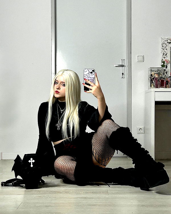 andasrose instagram image archive image