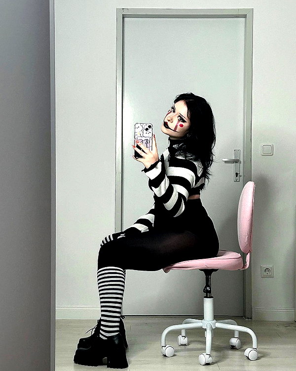 andasrose instagram image archive image