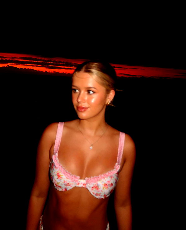 anika.wicks instagram image archive image