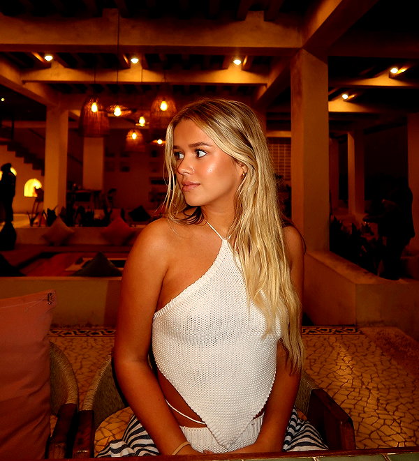 anika.wicks instagram image archive image