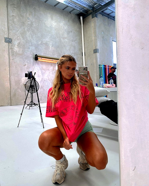anika.wicks instagram image archive image