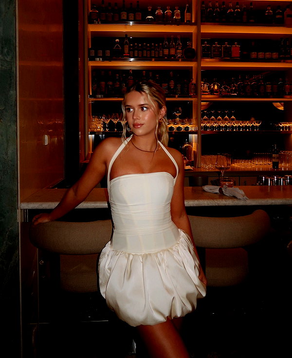 anika.wicks instagram image archive image