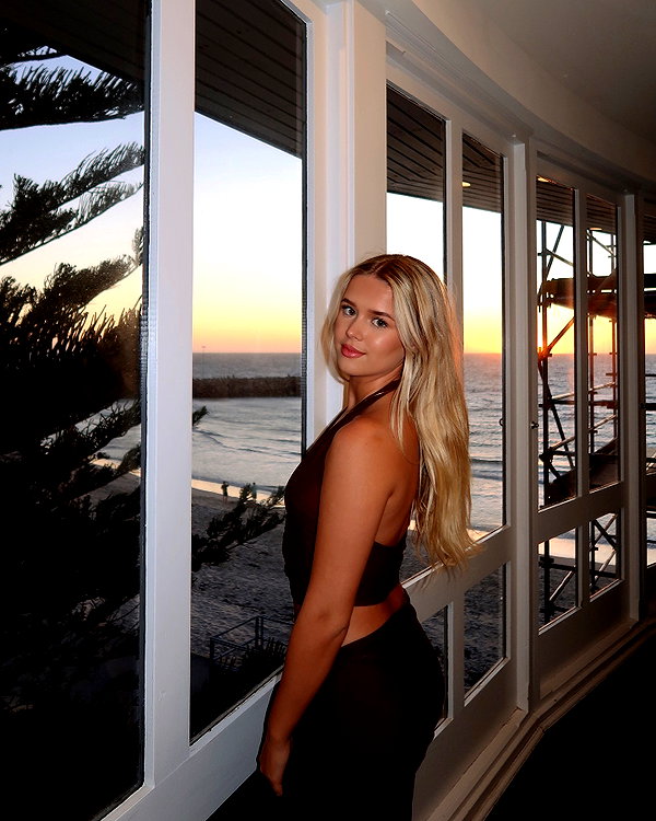 anika.wicks instagram image archive image