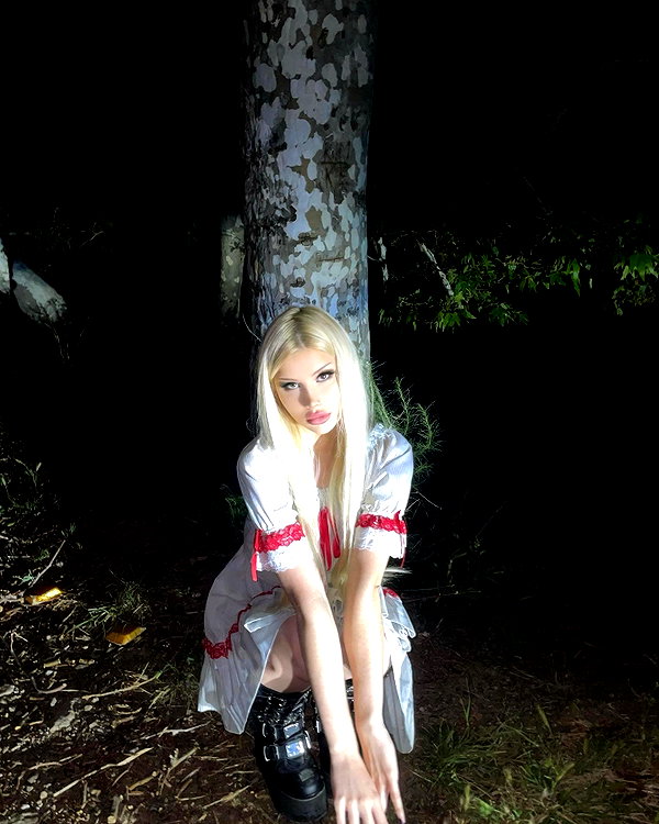 ch111oe instagram image archive image