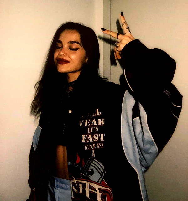 chica.niebla instagram image archive image