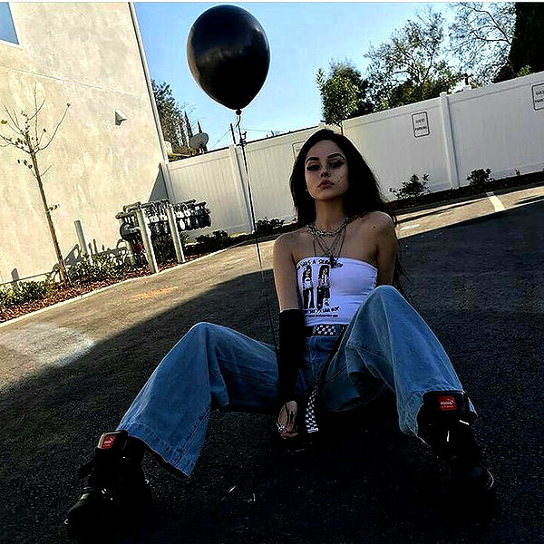 chica.niebla instagram image archive image