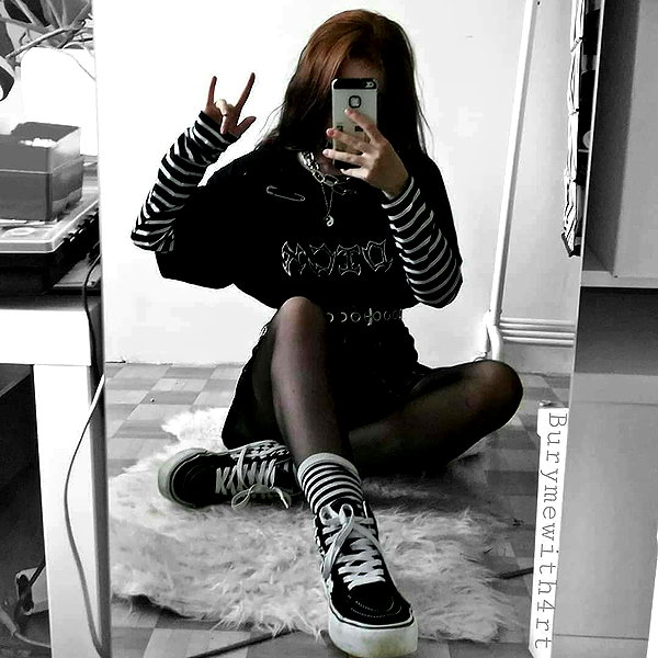 chica.niebla instagram image archive image