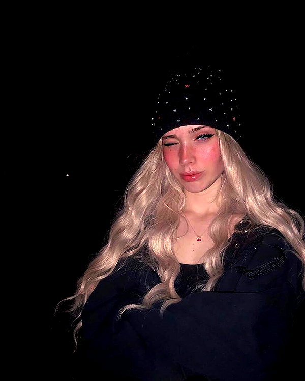 chica.niebla instagram image archive image