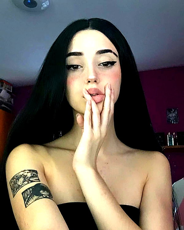 chica.niebla instagram image archive image