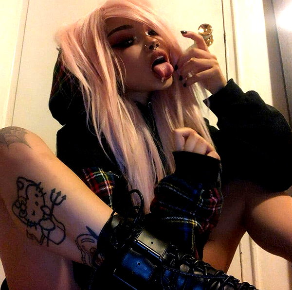 chica.niebla instagram image archive image