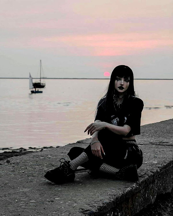 chica.niebla instagram image archive image