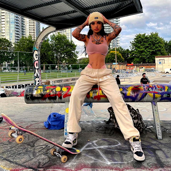 chica.niebla instagram image archive image