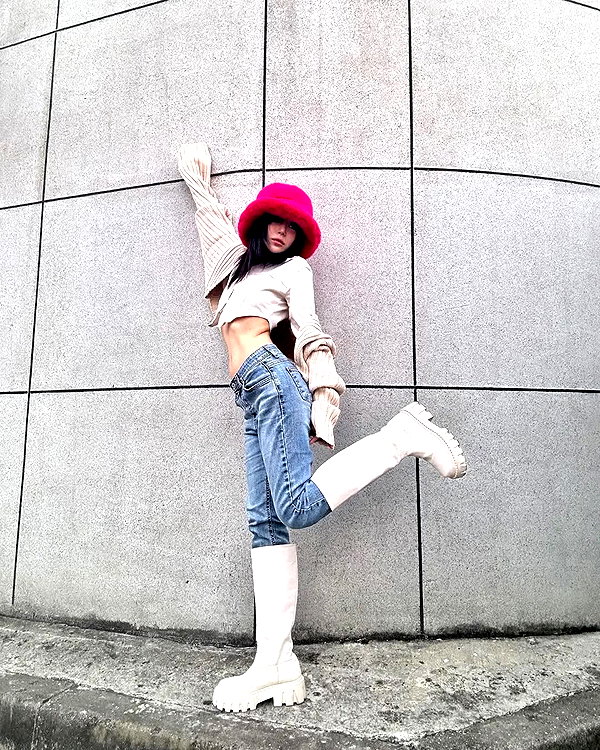 chica.niebla instagram image archive image
