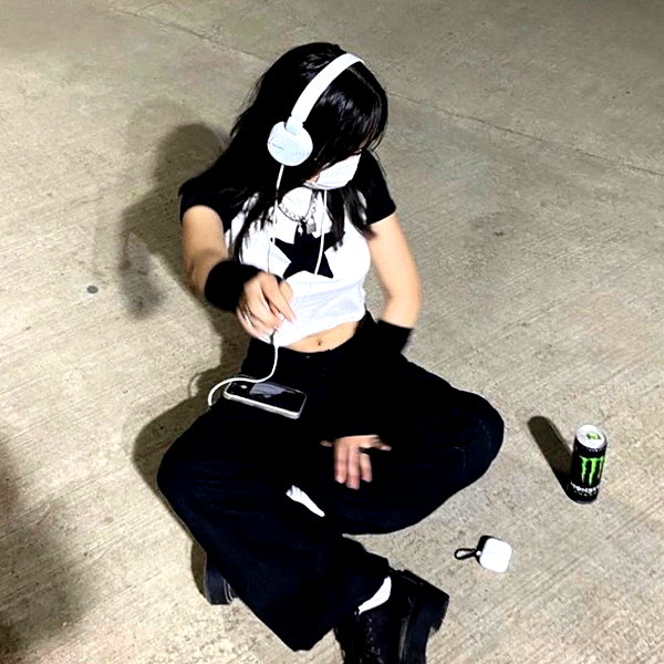 chica.niebla instagram image archive image
