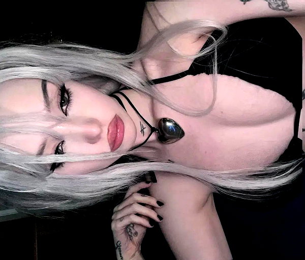 chica.niebla instagram image archive image