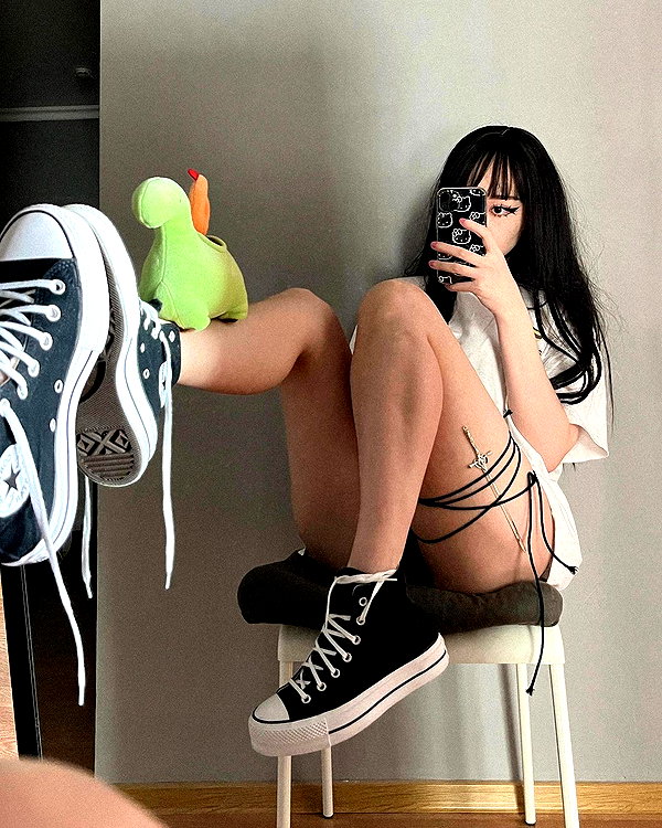 chica.niebla instagram image archive image
