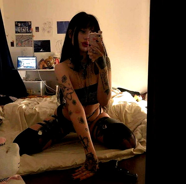 chica.niebla instagram image archive image