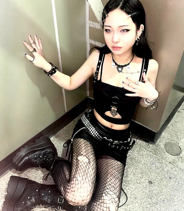 chica.niebla instagram image archive image