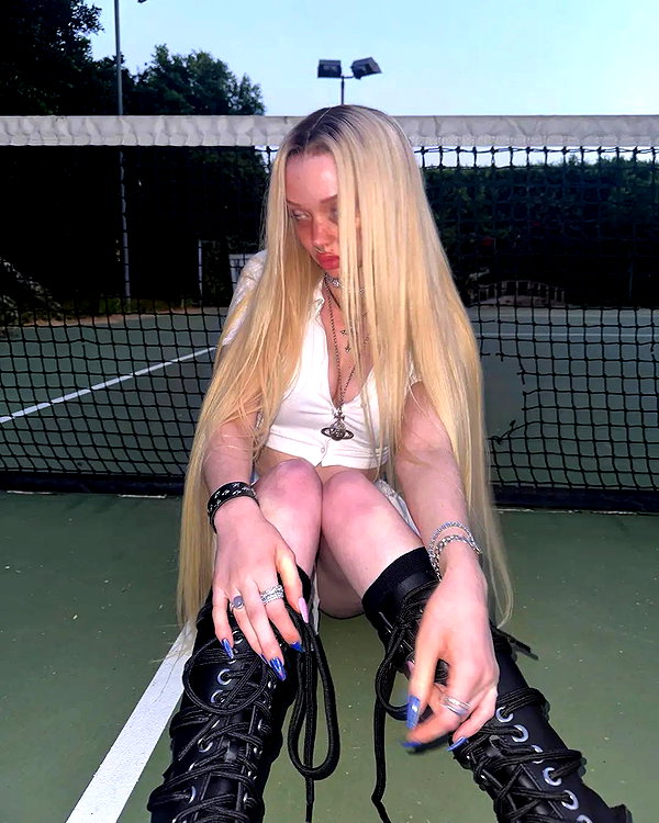 chica.niebla instagram image archive image
