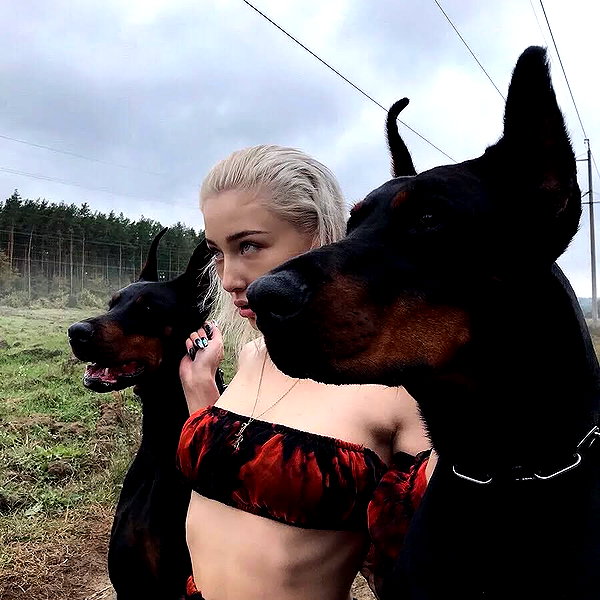 chica.niebla instagram image archive image